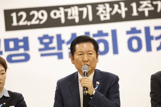 정청래 더불어민주당 대표가 29일 오전 전남 무안군 승달문화예술회관에서 열린 현장 최고위원회의에서 모두 발언을 하고 있다. 뉴스1