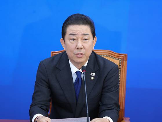 김병기 더불어민주당 원내대표가 30일 국회에서 열린 민주당 원내대책회의에서 사퇴 의사를 밝히고 있다. 연합뉴스