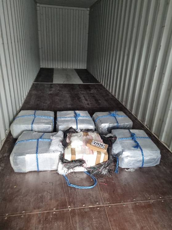 지난 8월 3일 부산항에 입항한 선박 컨테이너에서 발견된 벽돌형 포장 코카인 300kg. 부산본부세관은 중남미 마약조직이 빈 컨테이너로 신고한 컨테이너 내부에 코카인을 숨겼을 것으로 추정했다. 사진 부산본부세관