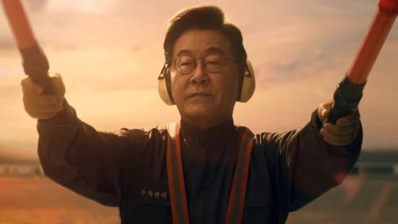 2025 경주 아시아태평양경제협력체(APEC) 정상회의 홍보영상에 항공기 유도원으로 출연한 이재명 대통령. 홍보영상 캡처