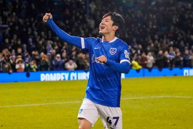 ▲ 포츠머스 FC 양민혁이 30일(한국 시간) 잉글랜드 포츠머스 프래턴 파크에서 열린 찰턴 애슬레틱 FC와 2025-2026 잉글랜드 챔피언십 24라운드 맞대결에서 결승골을 터트리며 승리를 이끈 뒤 팬들을 향해 포효하고 있다. 포츠머스 FC 홈페이지 캡처