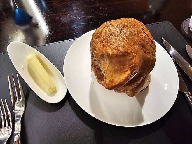 풍미 가득한 식전빵, 비엘티 시그니처 팝오버 브레드(사진=정상미)