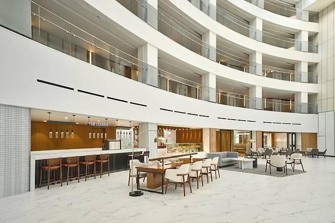 로비 중앙의 더 라운지(사진=코트야드 메리어트 평택)