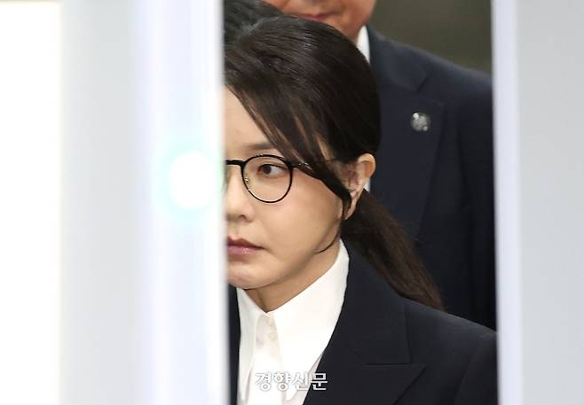 윤석열 전 대통령 배우자 김건희 여사가 지난 8월12일 서울 서초구 서울중앙지법에서 열린 구속 전 피의자 심문(영장실질심사)을 마치고 법정을 나서고 있다. 권도현 기자