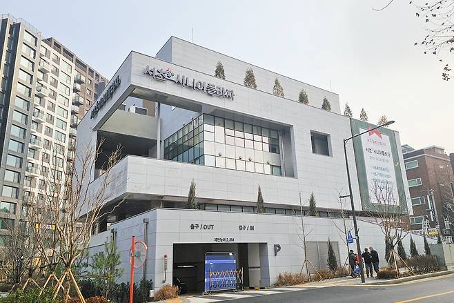 서울 서초구 방배동에 새롭게 들어선 ‘서초 시니어플라자’ 전경. 서초구 제공