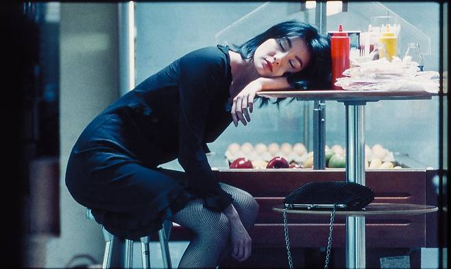 영화 <화양연화: 특별판>의 한 장면. 2001년 홍콩, 첸부인의 모습. 디스테이션 제공