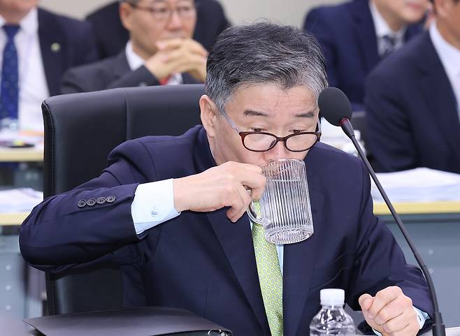 유철환 국민권익위원장이 지난 10월16일 정부세종청사에서 열린 국회 정무위원회의 국민권익위원회에 대한 국정감사에서 물을 마시고 있다. 연합뉴스