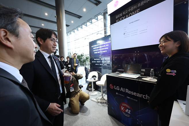 북적이는 체험 부스 하정우 청와대 AI미래기획수석비서관(왼쪽 사진 왼쪽)이 30일 서울 강남구 코엑스에서 열린 ‘독자 파운데이션 AI 모델’ 프로젝트 1차 발표회에서 LG AI연구원 부스를 둘러보고 있다. 이날 발표회 참석자들이 네이버클라우드 부스에서 AI 관련 기술을 체험하고 있다. 연합뉴스