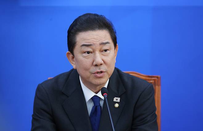 Rep. Kim Byung-kee of the ruling Democratic Party of Korea announces his resignation as floor leader at the National Assembly in western Seoul on Tuesday. (Yonhap)