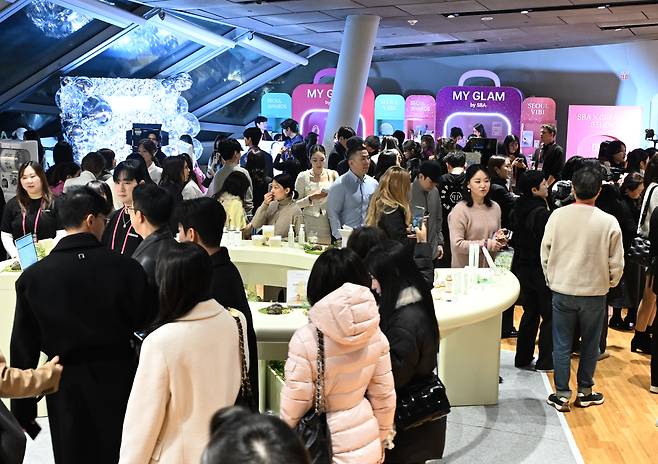 Guests try out interactive booths during Seoul Vibe at Dongdaemun Design Plaza in Seoul on Monday. (Yoon Byung-chan/Herald Muse)