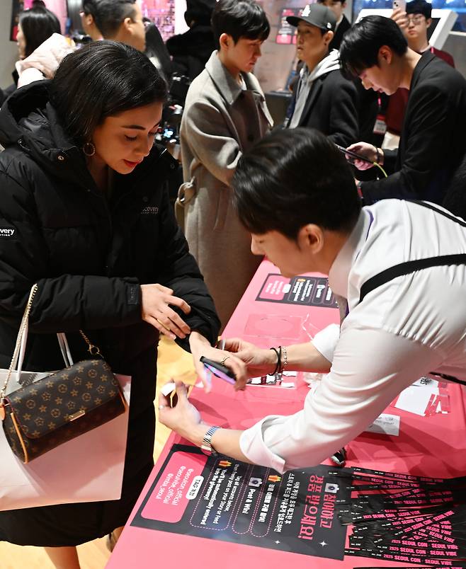 Guests attend Seoul Vibe at Dongdaemun Design Plaza in Seoul on Monday. (Yoon Byung-chan/Herald Muse)