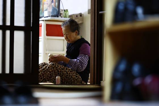 An older woman is seen at her home in Dongdaemun District, eastern Seoul, on Dec. 18. [KIM JONG-HO]