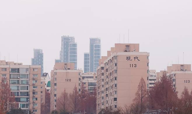 The most expensive apartment home in Korea, located in southern Seoul's Apgujeong neighborhood, is seen in the foreground on Dec. 24. [YONHAP]