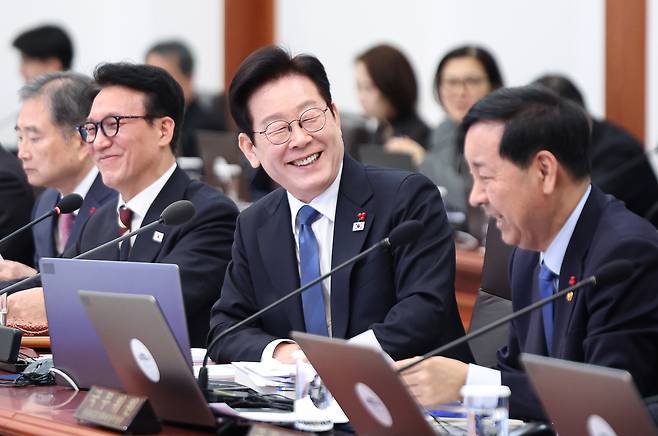 President Lee Jae Myung, center, presides a Cabinet meeting at the Blue House in central Seoul on Dec. 30. [YONHAP]