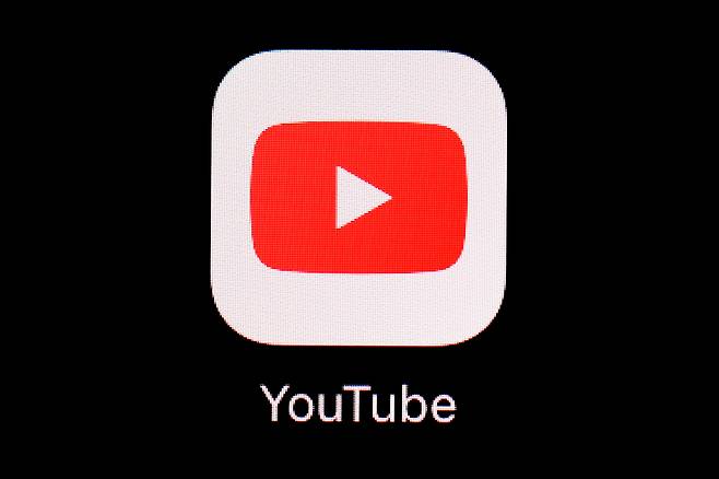 The YouTube app is displayed on an iPad in Baltimore on March 20, 2018. [AP/YONHAP]
