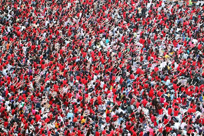 A crowd of Red Devils, Korea’s largest national football team supporters’ group, cheer in Seoul Square on June 23, 2010. [YONHAP]