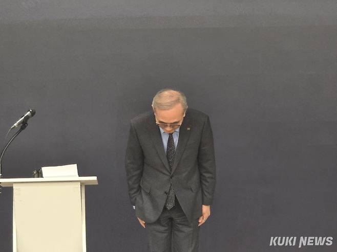 김영섭 KT 대표이사가 12월 30일 KT 광화문 West 사옥에서 기자 브리핑을 열고 머리를 숙이며 대고객 사과를 하고 있다. 정우진 기자