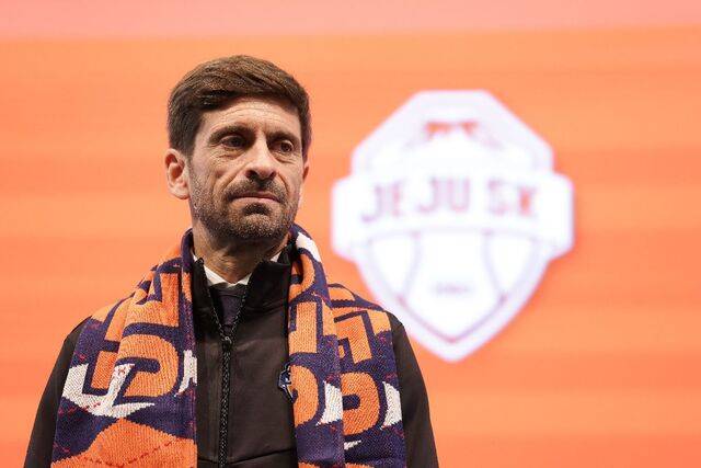 세르지우 코스타 신임 제주 SK FC 감독이 29일 서울 강서구 메이필드호텔에서 열린 취임 기자회견에서 포즈를 취하고 있다. 제주 SK 제공