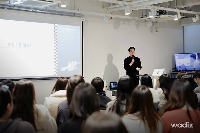 신혜성 와디즈 대표가 ‘WAi 챔피언십’ 1등 수상자를 발표하고 있다. [와디즈]