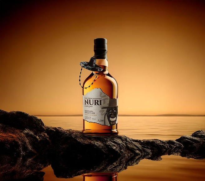 신세계면세점은 종합주류회사 부루구루와 협업해 프리미엄 국산 위스키 ‘누리 미즈나라 싱글 캐스크 No.330’을 단독 출시했다고 30일 밝혔다. [신세계면세점 제공]