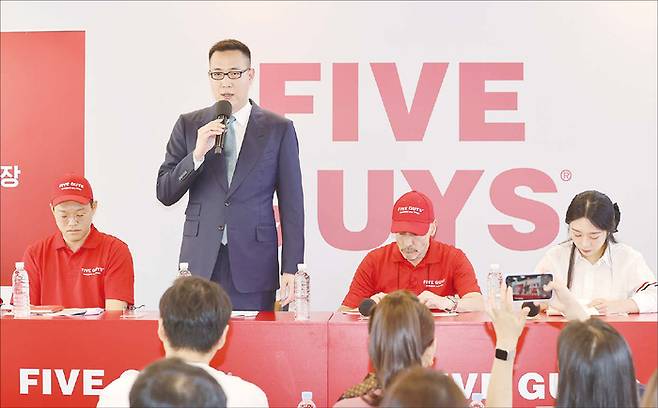 2023년 6월 서울 강남구 파이브가이즈에서 김동선 한화갤러리아 당시 전략본부장이 인사말 하는 모습. (연합뉴스)