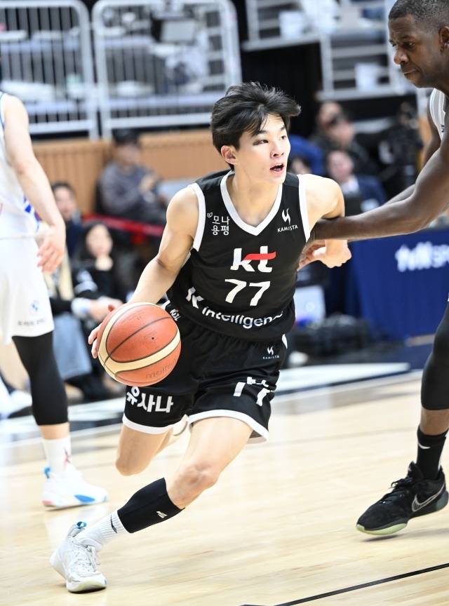 강성욱도 12점 4리바운드 7어시스트를 기록, 특급 신인다운 모습을 보였다. 사진=KBL 제공