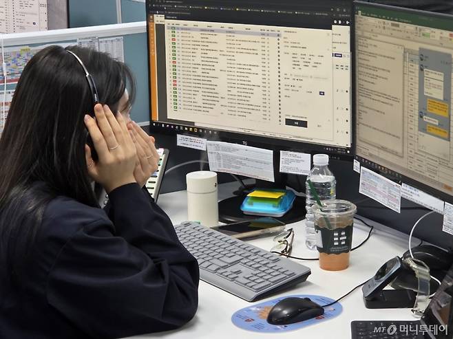 지난 29일 오전 11시 서울 중구 서울·인천광역응급의료상황실에서 한 상황요원이 전화로 환자의 상태를 전원(轉院) 병원에 알리고 있다./사진=박정렬 기자