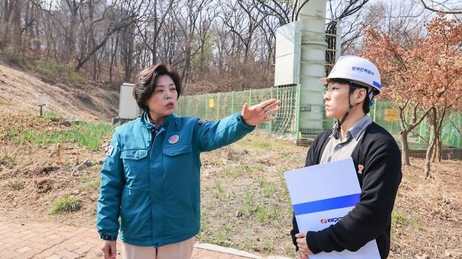 단설중 건립부지 등 지식정보타운 현장을 점검하는 신계용 시장./사진제공=과천시