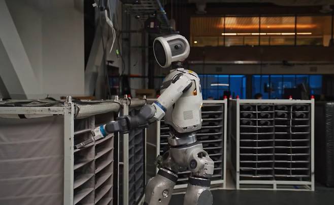 보스턴 다이내믹스의 휴머노이드 로봇 차세대 전동식 아틀라스 시연 모습. /사진=보스턴다이내믹스 유튜브 캡처