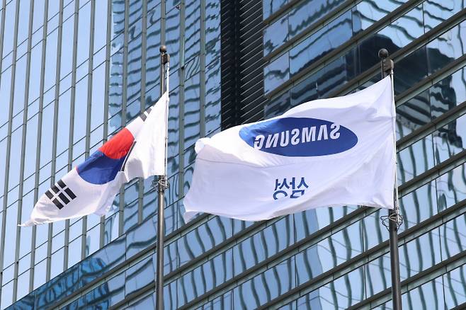 삼성전자가 독일 프리미엄 완성차 브랜드 BMW의 전동화 플랫폼 전환을 알리는 첫 모델인 '뉴 iX3'에 자사의 프리미엄 차량용 프로세서 '엑시노스 오토'를 공급한다.사진은 30일 서울 삼성전자 서초사옥의 깃발이 펄럭이고 있는 모습. /사진=뉴시스