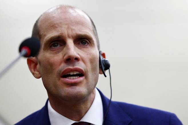 해롤드 로저스 쿠팡 대표이사가 30일 오전 서울 여의도 국회에서 열린 쿠팡 침해사고 및 개인정보 유출, 불공정 거래, 노동환경 실태 파악과 재발방지 대책 마련을 위한 연석 청문회에 참석해 '셀프 조사'와 관련해 "국정원의 지시를 따랐다"라고 주장했다. 이에 배경훈 부총리 겸 과학기술정보통신부 장관은 "국정원은 증거물 운반만 도왔을뿐 주관 부서가 아니다"라고 반박했다. /사진=뉴시스