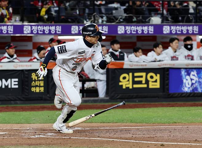 한화 이글스가 새 시즌 주전 중견수 자리를 두고 고민에 빠져있다. 사진은 한화에서 활약한 이원석. /사진=뉴스1