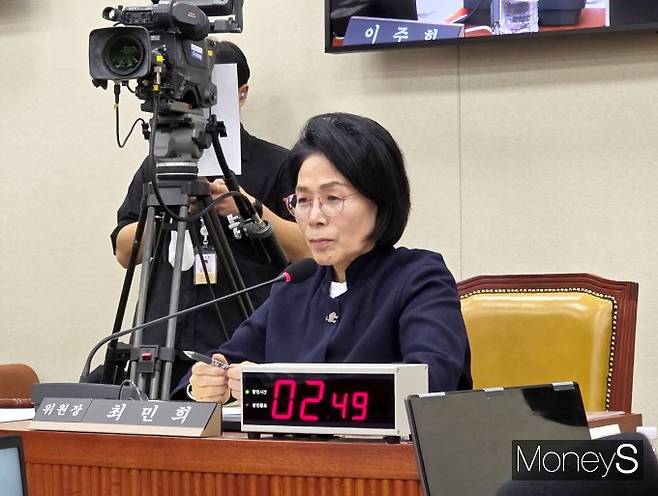 해롤드 로저스 쿠팡 대표가 국회 청문회에서 "자체 조사는 국가정보원(국정원)의 지시에 따른 것"이라고 증언하자 이를 지켜보던 이종석 국정원장이 즉각 부인하며 국회 차원의 위증죄 고발을 요청했다. 최민희 과학기술정보방송통신위원장은 청문회 도중 "방금 이종석 국정원장이 청문회 영상을 지켜보다가 급히 연락을 해왔다"며 "국정원은 해롤드 로저스 쿠팡 대표이사를 위증죄로 고발해줄 것을 요청했다"고 전했다. /사진=황정원 기자