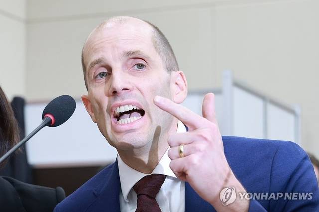 30일 국회에서 열린 쿠팡 침해사고 및 개인정보 유출, 불공정 거래, 노동환경 실태 파악과 재발 방지 대책 마련을 위한 청문회에서 해롤드 로저스 쿠팡 대표이사가 최민희 과학기술정보방송통신위원회 위원장의 동시통역기 착용 요구에 답변하고 있다.연합뉴스