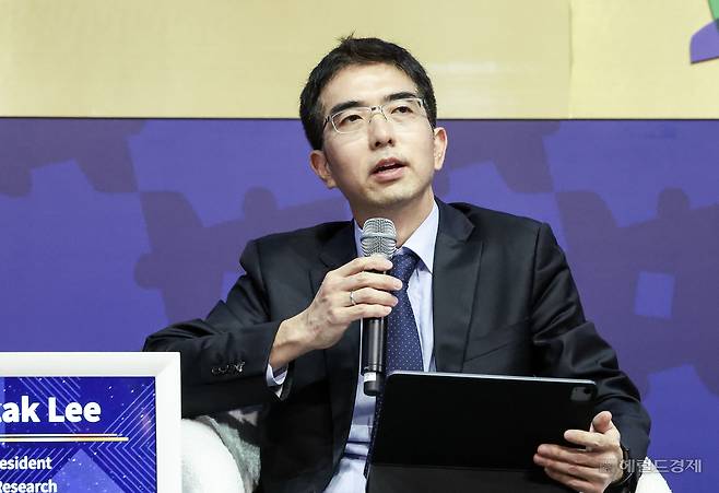 이홍락 LG AI연구원장이 지난 10월30일 경북 경주시 경주예술의전당에서 열린 APEC CEO SUMMIT KOREA 2025에서 ‘지속 가능한 혁신을 위한 차세대 AI로드맵’을 주제로 대담을 나누고 있다. 경주=임세준 기자