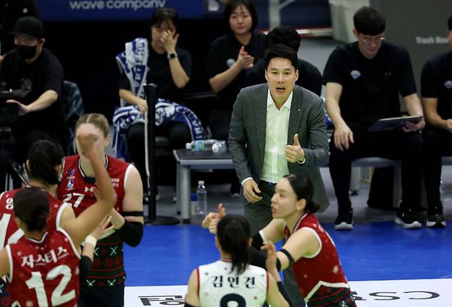 [서울=뉴시스] 이영환 기자 = 25일 경기 수원실내체육관에서 열린 2025-2026 V리그 현대건설과 정관장의 경기, 현대건설 강성형 감독이 작전 지시를 하고 있다. (사진=현대건설배구단 제공) 2025.12.25. photo@newsis.com *재판매 및 DB 금지