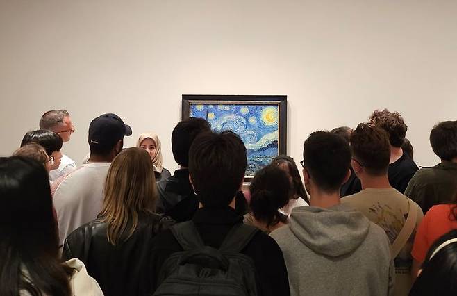 미국 뉴욕 뉴욕 현대미술관에서 빈센트 반 고흐의 대표작 '별이 빛나는 밤'을 보기 위해 관람객들이 몰려 있다. 사진=이한빛 칼럼니스트 제공. 2024.08.23.  photo@newsis.com *재판매 및 DB 금지