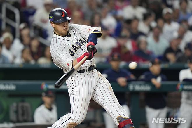 [마이애미=AP/뉴시스] 일본의 오카모토 가즈마가 21일(현지시간) 미 플로리다주 마이애미의 론디포 파크에서 열린 2023 월드베이스볼클래식(WBC) 결승 미국과의 경기 4회 말 좌중월 1점 홈런을 치고 있다. 일본이 미국을 3-2로 꺾고 이 대회 통산 세 번째 정상에 올랐다. 2023.03.22.