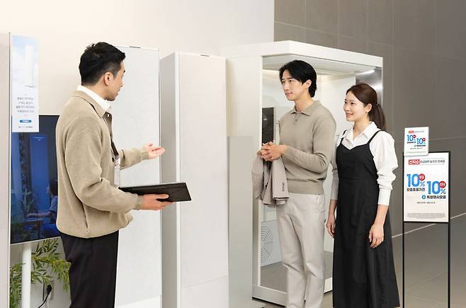 [서울=뉴시스] 으뜸가전사업'은 산업통상자원부 총괄, 한국에너지공단 주관으로 에너지소비효율 1등급 가전 제품을 구매할 경우 구매 금액의 10%, 1인당 최대 30만원까지 환급해주는 사업이다. (사진=삼성전자 제공) 2025.09.30. photo@newsis.com *재판매 및 DB 금지