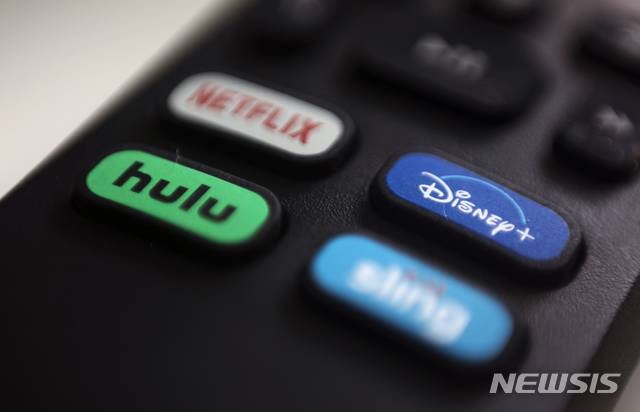 [포틀랜드=AP/뉴시스]TV 리모컨에 OTT 서비스인 넷플릭스, 훌루, 디즈니 플러스, 슬링 TV 버튼이 탑재돼있다. 2020.08.13.