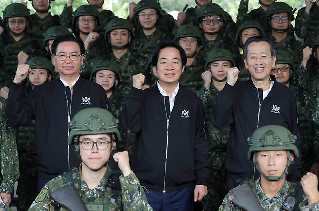 [일란=AP/뉴시스] ﻿﻿중국군이 대만을 포위하는 형태로 대규모 군사훈련을 이틀째 이어가는 가운데, 라이칭더 대만 총통이 중국을 정면으로 비판하며 국가 안보를 지켜내겠다는 강한 의지를 밝혔다. 라이 총통이 예비군들과 사진을 촬영하는 모습. 2025.12.30