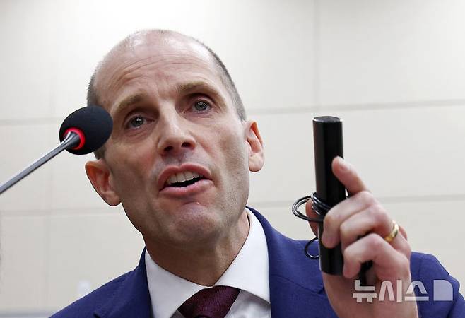 [서울=뉴시스] 김명년 기자 = 해롤드 로저스 쿠팡 대표이사가 30일 서울 여의도 국회에서 열린 쿠팡 침해사고 및 개인정보 유출, 불공정 거래, 노동환경 실태 파악과 재발방지 대책 마련을 위한 연석 청문회에서 최민희 과방위원장의 동시통역기 착용 요구에 대해 입장을 밝히고 있다. 2025.12.30. kmn@newsis.com