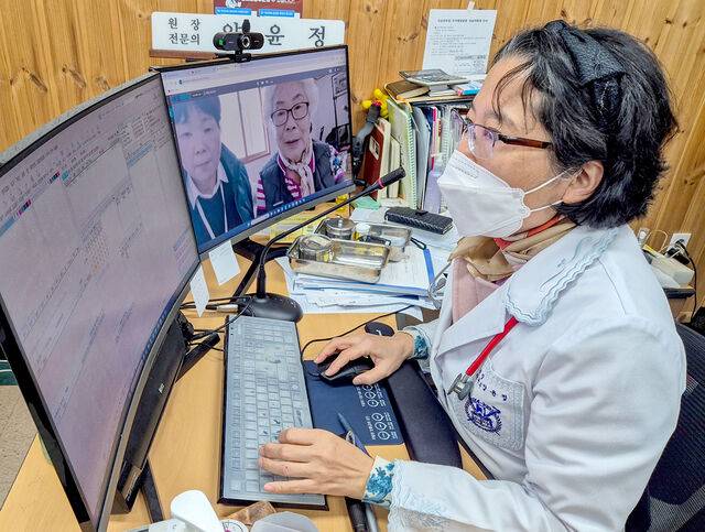 전북 남원의 한 비대면 진료 담당 의사가 경로당에 있는 환자와 영상통화로 진료를 보고 있다. 남원시