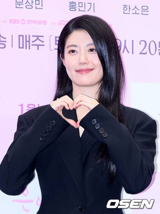 [OSEN=이대선 기자] 30일 오후 서울 마포구 스탠포드 호텔 서울에서 KBS 2TV 새 토일 미니시리즈 ‘은애하는 도적님아’ 제작발표회가 열렸다.어쩌다 천하제일 도적이 된 여인과 그녀를 쫓던 대군, 두 남녀의 영혼이 바뀌면서 서로를 구원하고 종국엔 백성을 지켜내는 위험하고 위대한 로맨스를 담은 KBS 2TV 새 토일 미니시리즈 ‘은애하는 도적님아’는 오는 2026년 1월 3일(토) 밤 9시 20분에 첫 방송된다.배우 남지현이 포토타임을 가지고 있다. 2025.12.30 /sunday@osen.co.kr