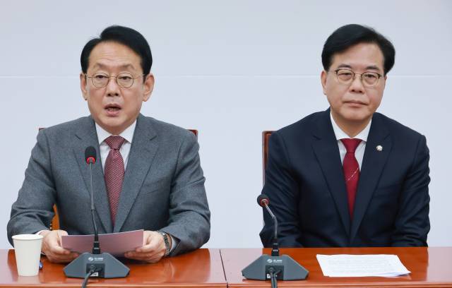 ▲국민의힘 송언석 원내대표(오른쪽)와 김도읍 정책위의장(왼쪽)이 30일 국회에서 열린 원내대책회의에 참석해 있다. ⓒ연합뉴스