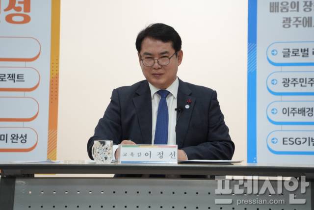 ▲이정선 광주시교육감이 30일 광주시교육청 대회의실에서 열린 신년기자회견에서 기자의 질의에 대답하고 있다.2025.12.30ⓒ프레시안(김보현)