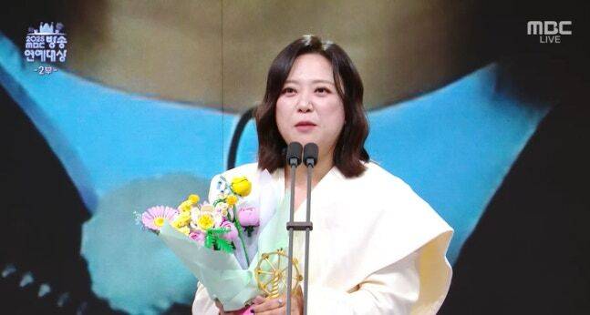 방송인 김숙이 지난 29일 열린 '2025 MBC 방송연예대상'에서 여자 최우수상을 수상한 뒤 수상소감을 말하고 있다. MBC