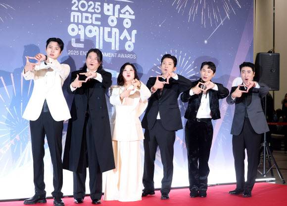 MBC 예능프로그램 '구해줘! 홈즈' 출연진들이 지난 29일 서울 마포구 MBC 미디어센터 공개홀에서 열린 '2025 MBC 방송연예대상' 레드카펫 행사에 참석해 포즈를 취하고 있다. 왼쪽부터 주우재, 임우일, 김숙, 김대호, 양세형, 장동민. 뉴스1