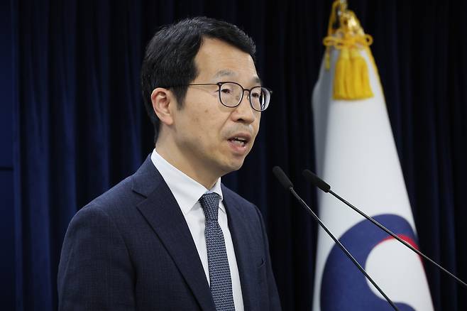 김태현 의사인력수급추계위원장이 30일 서울 종로구 정부서울청사에서 제12차 의사인력 수급추계위원회 회의 결과를 발표하고 있다. 연합뉴스