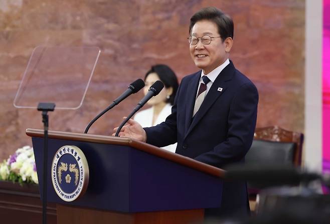 이재명 대통령이 지난 6월 4일 제21대 대통령으로 취임하며 미소 짓고 있다. 서울신문 DB